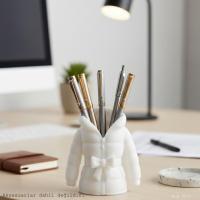 Beyaz Kapüşonlu Fiyonklu Bayan Mont Formlu  Kalemlik Masaüstü Plastik Düzenleyici